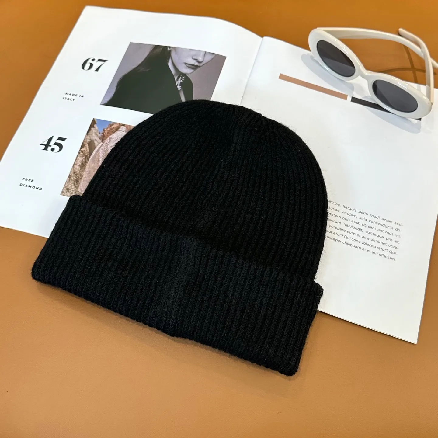 P56 🤍Chrome hearts new autumn and winter cross knitted hat🧶 One of the must-have hats in autumn and winter~ It really looks good on whoever wears it~, it is also a perfect match in black and white and gray in autumn~